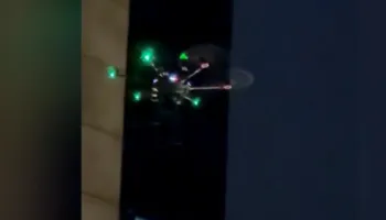 Lazerë dronit, momenti kur protestuesit e rrëzojnë (VIDEO)