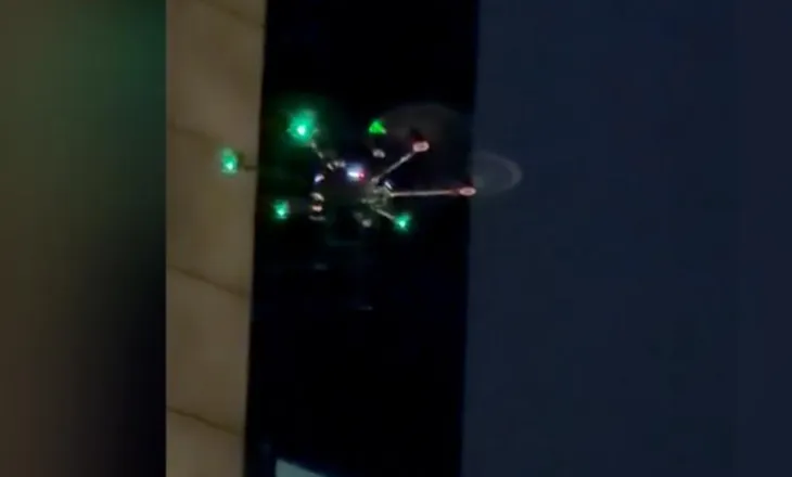 Lazerë dronit, momenti kur protestuesit e rrëzojnë (VIDEO)