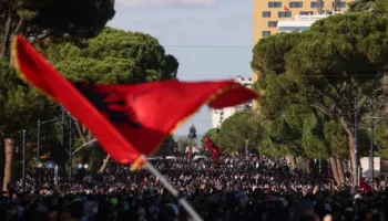 LE FIGARO: Të dielën priten protesta të reja në Tiranë, përshkallëzohet revolta kundër korrupsionit