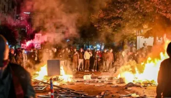 LE MONDE: Protesta antiqeveritare në Tiranë, kërkohet largimi i kryeministrit Rama