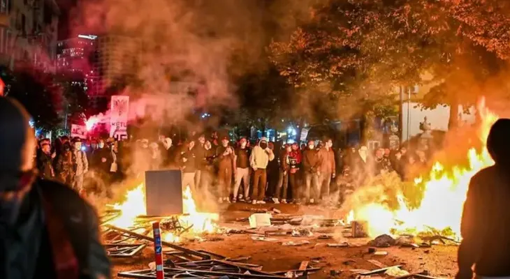 LE MONDE: Protesta antiqeveritare në Tiranë, kërkohet largimi i kryeministrit Rama