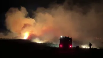 Lezhë/ Flakët përhapen me shpejtësi, rrezikojnë banesat në Manati dhe Barbullush