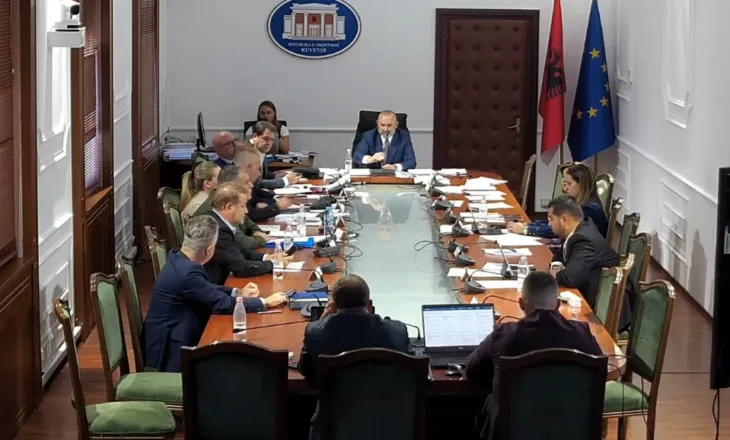 “Ligjet” miratojnë mes debateve të forta Reformën Territoriale me votat e PS, mungon Opozita! Mazhoranca ia kalon Parlamentit për seancë të enjten!