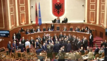 Lironi studentët”/ Peleshi kaloi në votim pa diskutim, deputetë të PD përplasin tavolinat