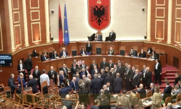 Lironi studentët”/ Peleshi kaloi në votim pa diskutim, deputetë të PD përplasin tavolinat