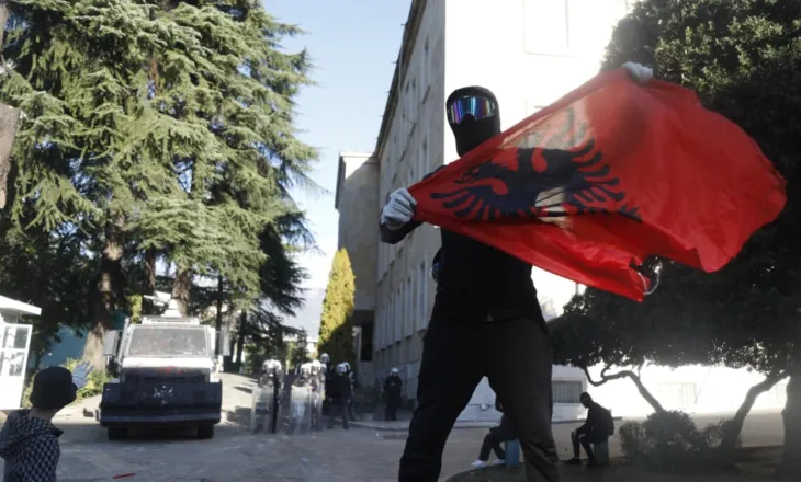 “Lista e zezë” e protestuesve, ekspertët kundër Ramës: Shkel Kushtetutën dhe synon të frenojë protestat