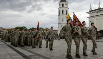 Lituania rrit kërkesat për thirrjet ushtarake, teksa kërcënimet e sigurisë nga Rusia shtohen