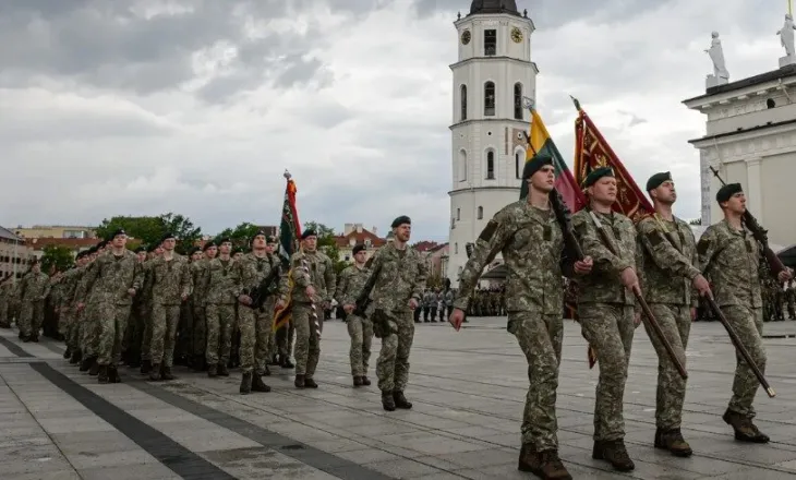 Lituania rrit kërkesat për thirrjet ushtarake, teksa kërcënimet e sigurisë nga Rusia shtohen