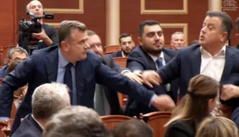 LIVE! Kuvendi nis me përplasje, Noka sulmon Taulant Ballën, Peleshi ndërpret seancën
