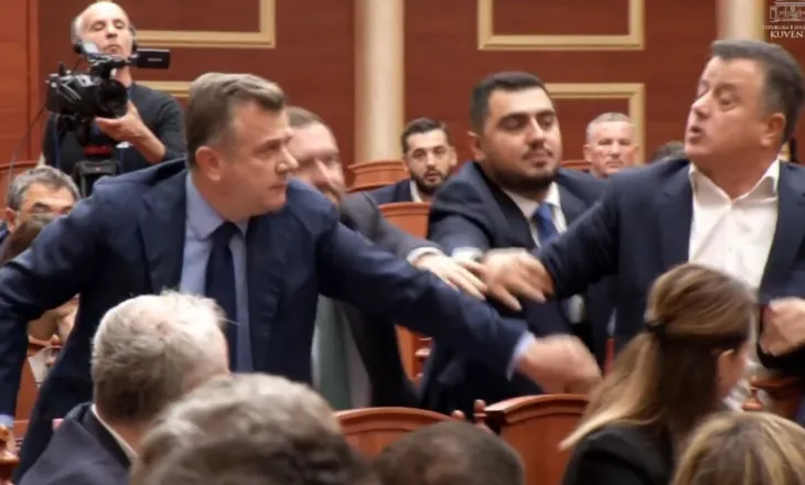 LIVE! Kuvendi nis me përplasje, Noka sulmon Taulant Ballën, Peleshi ndërpret seancën