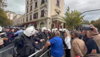 LIVE / Nis seanca maratonë, protestuesit përleshen me Policinë pas thirrjeve të Berishës