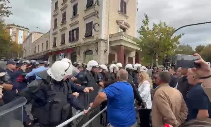 LIVE / Nis seanca maratonë, protestuesit përleshen me Policinë pas thirrjeve të Berishës