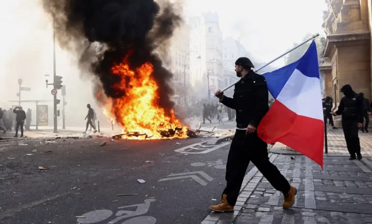 Luftë guerile në Francë: Mbi 1800 të arrestuar, një person humb jetën gjatë protestave, 1 500 dyqane të plaçkitura