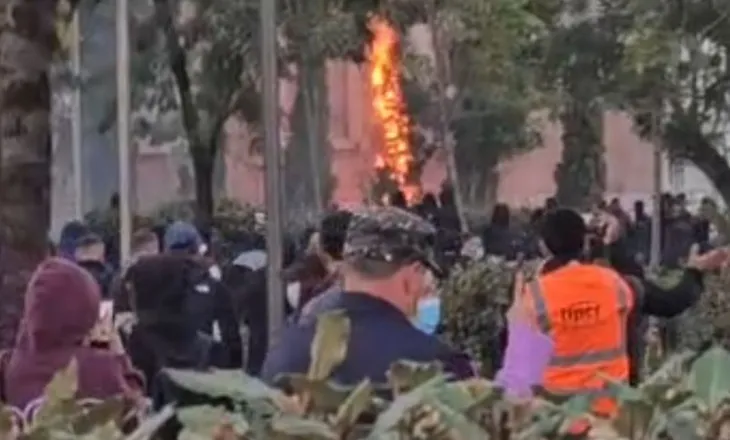 “Luftë” para Kryeministrisë, protestuesit i vënë flakën një peme, policia hedh ujë me ngjyrë (VIDEO)