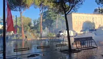 Luftë para Kryeministrisë/ Të rinjtë sulmojnë me gurë, Policia përgjigjet me ujë (VIDEO)