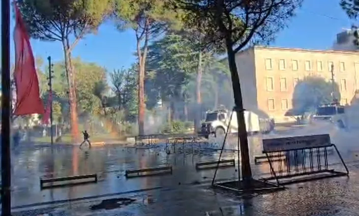 Luftë para Kryeministrisë/ Të rinjtë sulmojnë me gurë, Policia përgjigjet me ujë (VIDEO)
