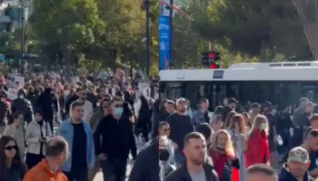 Lumë rinjsh bojkotojnë mësimin për t’iu bashkuar studentëve, marshojnë nga Bulevardi “Dëshmorët e Kombit”