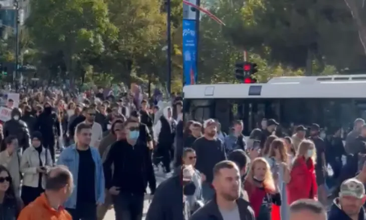 Lumë të rinjsh bojkotojnë mësimin për t’iu bashkuar studentëve, marshojnë nga Bulevardi “Dëshmorët e Kombit”