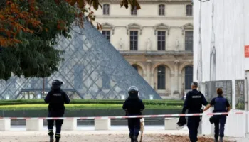 Luvri forcon sigurinë pas vjedhjes së bizhuterive të Kurorës Franceze