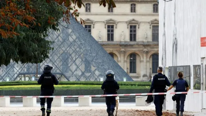 Luvri forcon sigurinë pas vjedhjes së bizhuterive të Kurorës Franceze