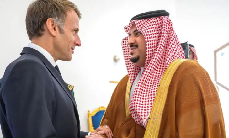 Macron zbarkon në Arabinë Saudite në kuadër të turneut në Lindjen e Mesme
