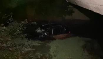 Makina përfundon në kanal në Lushnjë, plagosen çifti i bashkëshortëve