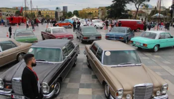 Makinat retro sjellin “Tirana Grand Tour” në Gjirokastër, ekspozohen rreth 30 modele