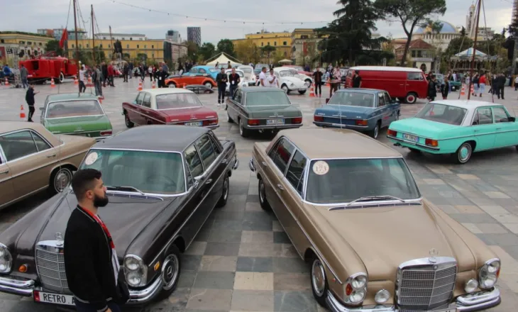 Makinat retro sjellin “Tirana Grand Tour” në Gjirokastër, ekspozohen rreth 30 modele