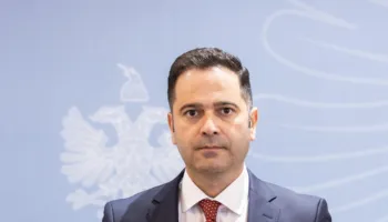 Malaj pas sulmit ndaj Financave: Kur fjalët zëvendësohen me gurë, protesta humbet kuptimin