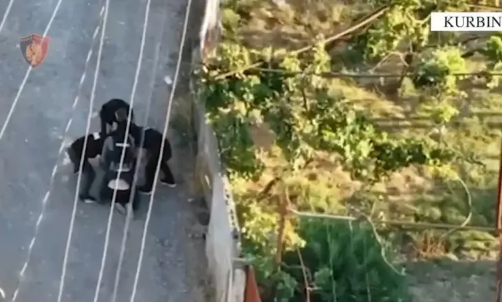 Mamurras, 27-vjeçari përplas makinën e Policisë gjatë ndjekjes dhe hedh armën
