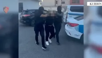 Mamurras/ I armatosur, përplasi makinën e Policisë gjatë arratisjes, arrestohet 27-vjeçari