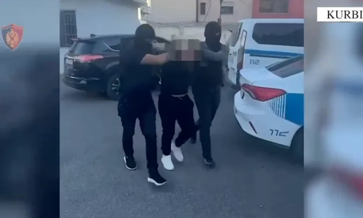Mamurras/ I armatosur, përplasi makinën e Policisë gjatë arratisjes, arrestohet 27-vjeçari