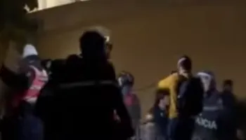 Marshim dhe ‘luftë’ në rrugët e Tiranës, policia shoqëron disa protestues pranë Kishës Ortodokse