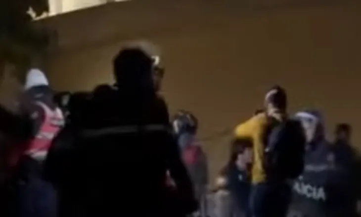 Marshim dhe ‘luftë’ në rrugët e Tiranës, policia shoqëron disa protestues pranë Kishës Ortodokse