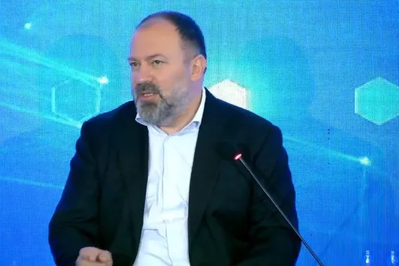 Mazniku flet për dhunën në protestë: Nëse i gjuan policit me gurë, duhesh shoqëruar