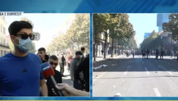 “Mbaron shkollën dhe nuk gjen dot punë”/ Studenti i Drejtësisë në protestë: Policia nuk po kursen nga dhuna as vajzat!