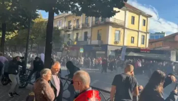 Mbi 3 orë revoltë! Studentët vijojnë rezistencën para Ministrisë së Arsimit, policia përgjigjet me gaz lotsjellës dhe ujë me presion