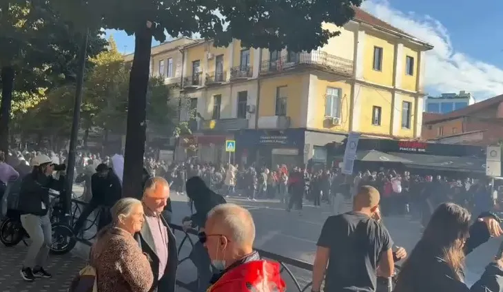 Mbi 3 orë revoltë! Studentët vijojnë rezistencën para Ministrisë së Arsimit, policia përgjigjet me gaz lotsjellës dhe ujë me presion