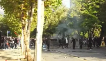 Mbi 6 mijë forca policie në protestë! Efektivët qëllojnë me gaz lotsjellës dhe bomba shurdhuese