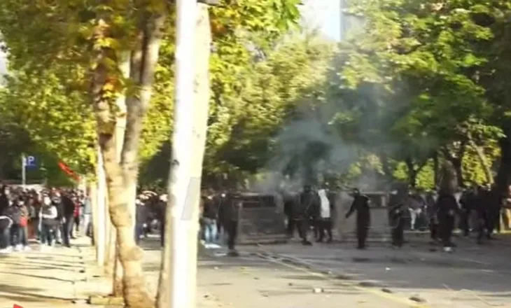 Mbi 6 mijë forca policie në protestë! Efektivët qëllojnë me gaz lotsjellës dhe bomba shurdhuese