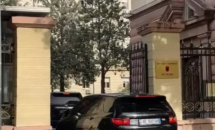 Mblidhet grupi parlamentar i PS, i pranishëm edhe Rama! Kryeministri mbërrin në Kryesinë e Kuvendit, ja çfarë pritet të diskutohet (VIDEO)