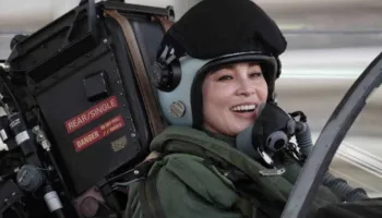 Mbretëresha e Tajlandës kryen fluturimin e parë e vetme me avion luftarak Gripen –