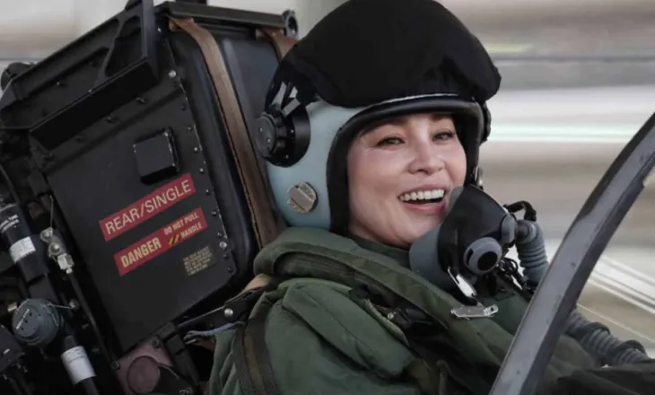 Mbretëresha e Tajlandës kryen fluturimin e parë e vetme me avion luftarak Gripen –
