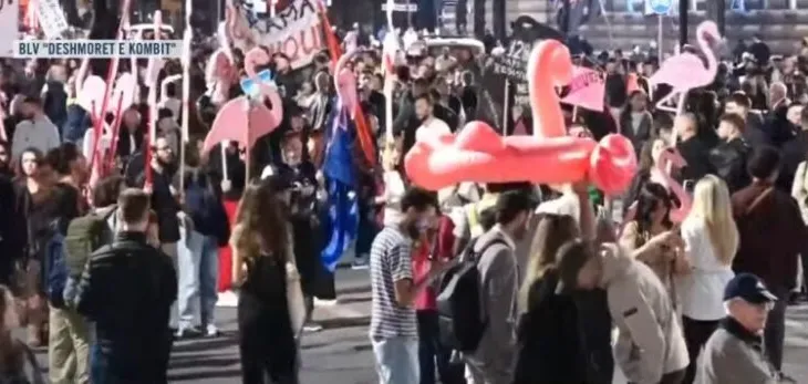 Mbyllen fjalimet, nis marshimi i protestuesve në rrugët e Tiranës