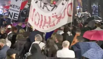 Mbyllen fjalimet para Kryeministrisë, nis marshimi në rrugët e Tiranës