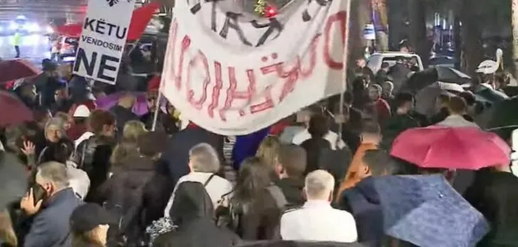 Mbyllen fjalimet para Kryeministrisë, nis marshimi në rrugët e Tiranës