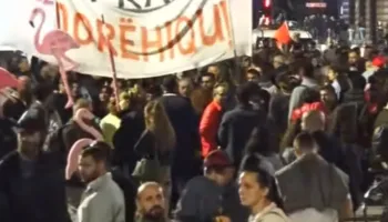 Mbyllen fjalimet te Kryeministria, protestuesit marshojnë drejt komisariatit 3: Kërkojmë lirimin e Arturit, mos mbani peng qytetarin!