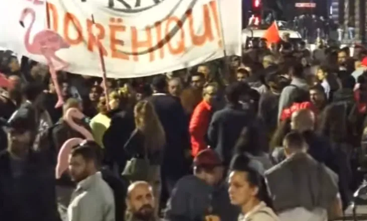Mbyllen fjalimet te Kryeministria, protestuesit marshojnë drejt komisariatit 3: Kërkojmë lirimin e Arturit, mos mbani peng qytetarin!