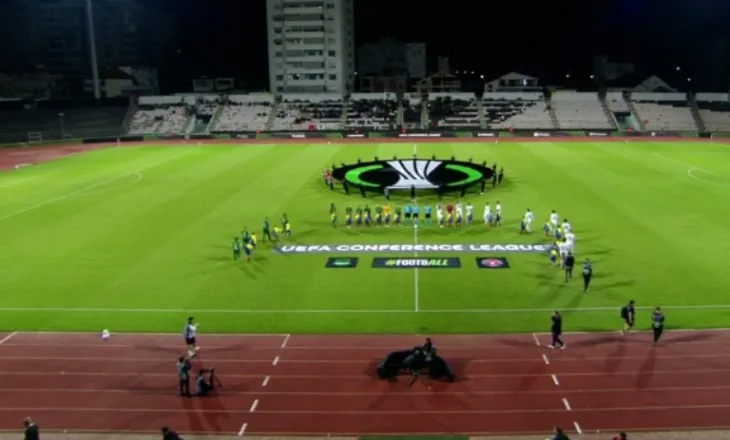 Mbyllet pjesa e parë në “Elbasan Arena”. Egnatia kalon e para në avantazh, por danezët kundërpërgjigjen shpejt (video)