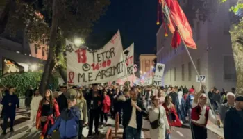 Mbyllet protesta e 127-të antiqeveritare, qytetarët thirrje: Edi Rama, dorëhiqu! Këtu na ke ditë e natë
